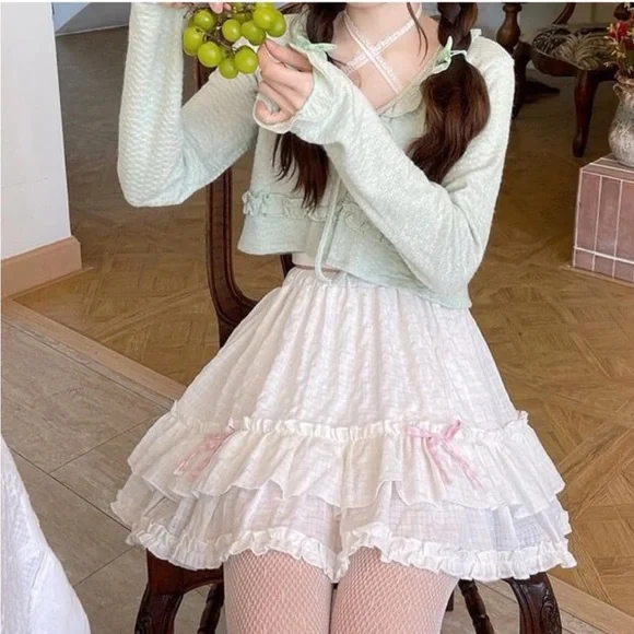 White Kawaii Cake Ruffled Above Knee Skirt Size Small - Picture 3 of 5